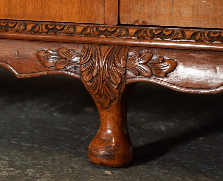 Victorian queen anne burr walnut heavily carved triple door wardrobe – A rare vintage treasure